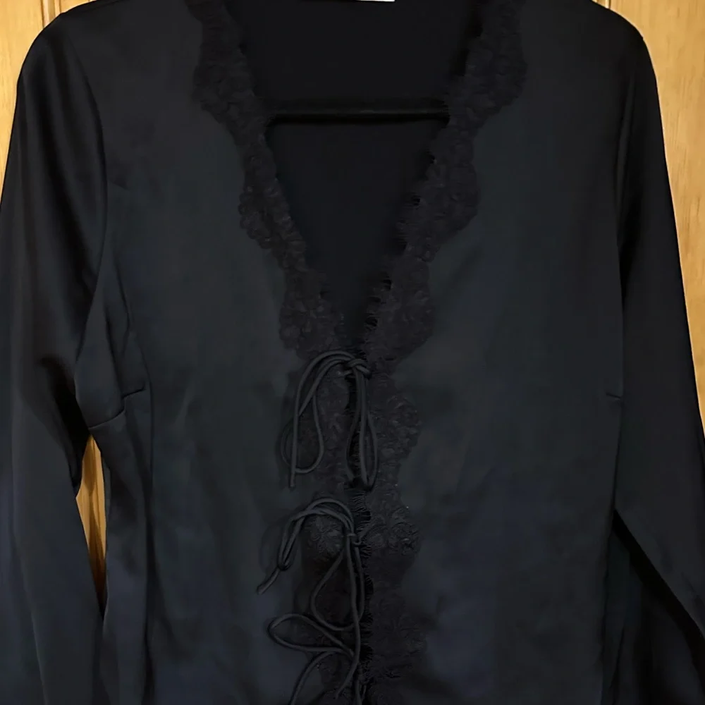 Abercrombie & Fitch Long Sleeve Lace Trim Tie Front Top - Picture 2 of 7